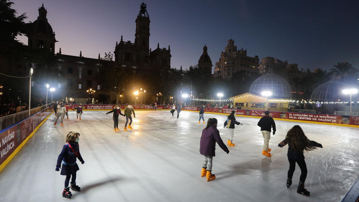 Pista de Hielo Valencia: 1 Destino Invernal Encantador - WINE GOGH