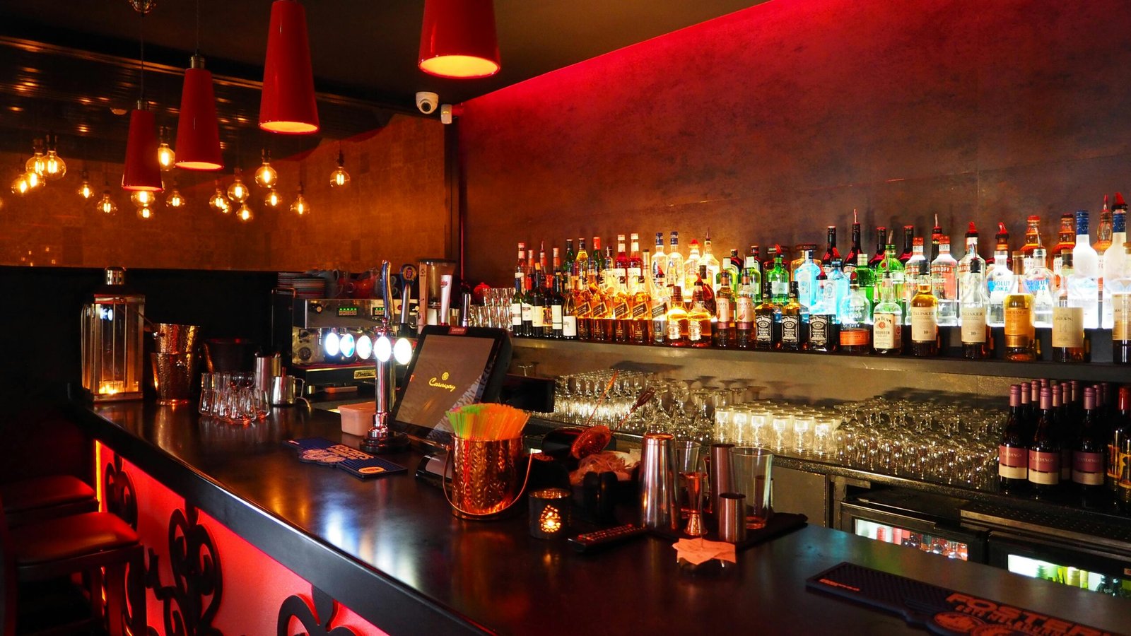 Bares Madrid; Descubre la Vibrante Escena Nocturna de Madrid Top 5 Bares Imprescindibles para tu Visita 4 Wine Gogh