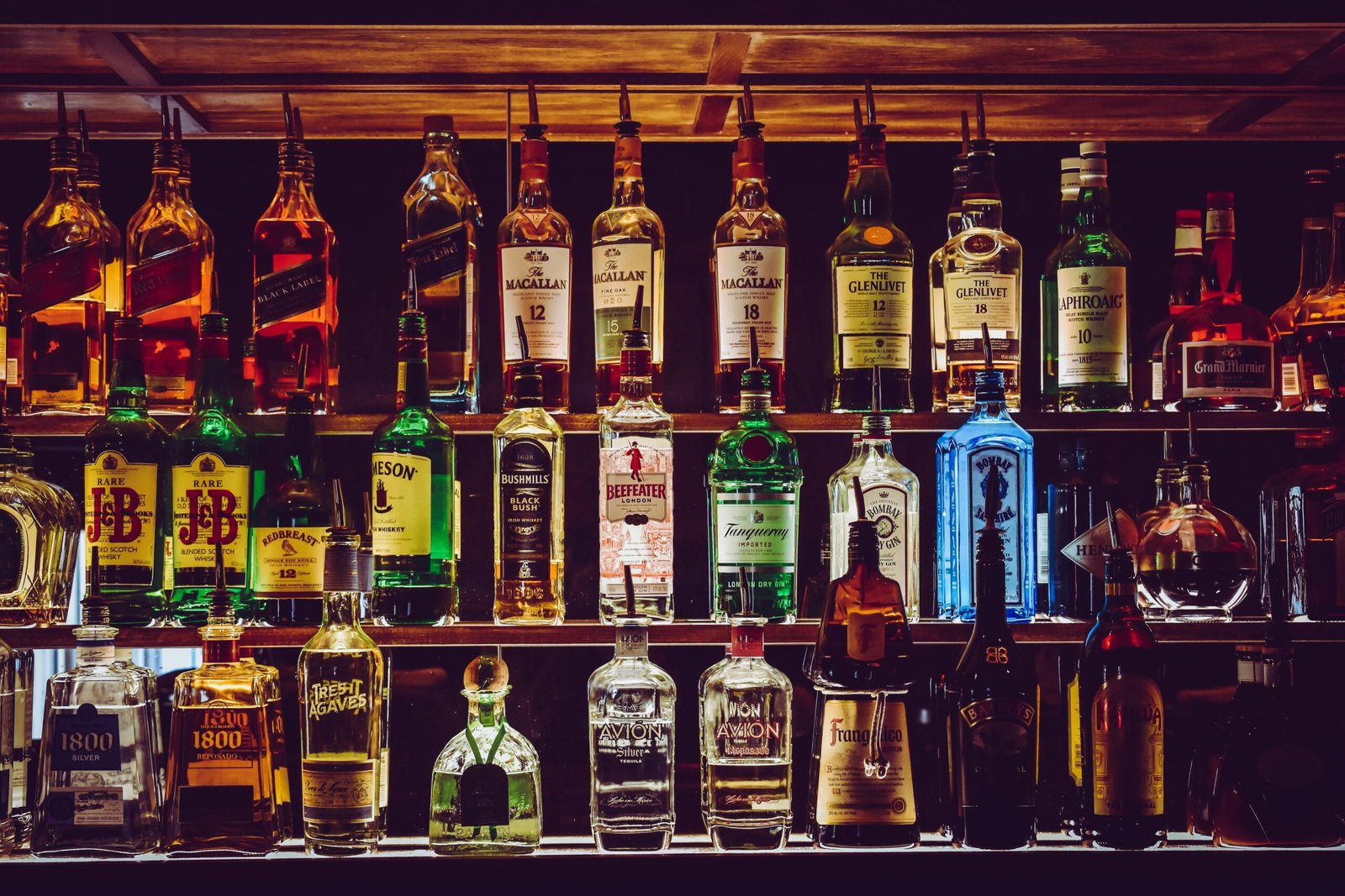 Bares Barcelona; Descubre la Vibrante Escena de Bares en Barcelona 5 Destinos Top Imprescindibles para Disfrutar de la Noche Catalana 2 Wine Gogh