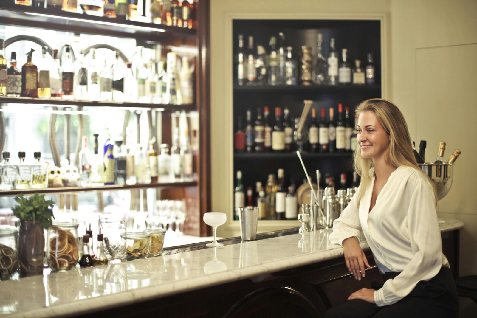 Bares Barcelona; Descubre la Vibrante Escena de Bares en Barcelona 5 Destinos Top Imprescindibles para Disfrutar de la Noche Catalana 3 Wine Gogh