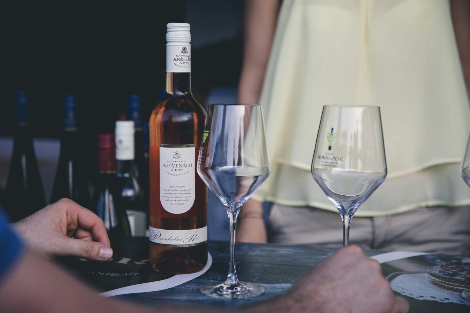 Planes para Ligar en Malaga; 5 Planes Infalibles para Conocer Gente en Málaga con Arte y Vino 2 Wine Gogh