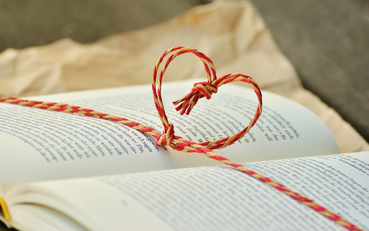 Que regalar en Barcelona; 5 Regalos Únicos de Barcelona que Sorprenderán a Cualquiera 5 a book 1760998 1280
