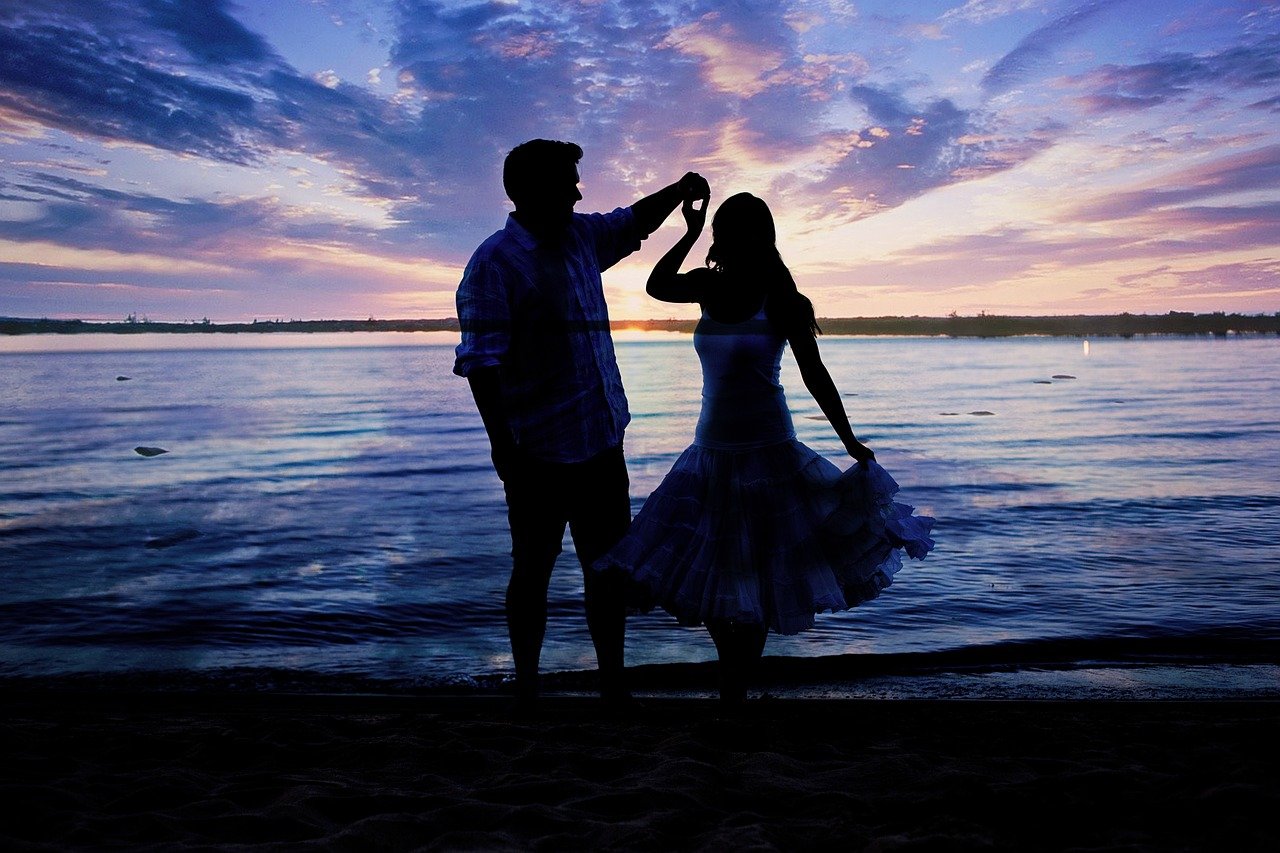 Planes en Madrid para parejas; 5 Experiencias Románticas Imprescindibles para Parejas en Madrid 5 beach 5483070 1280