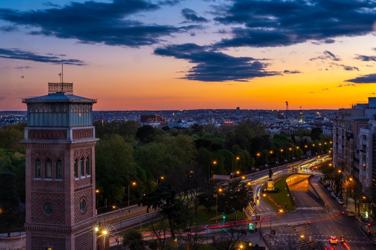 Planes para hacer con amigos en Madrid; 5 Experiencias Inolvidables para Disfrutar con Amigos en Madrid 5 madrid 5010803 1280