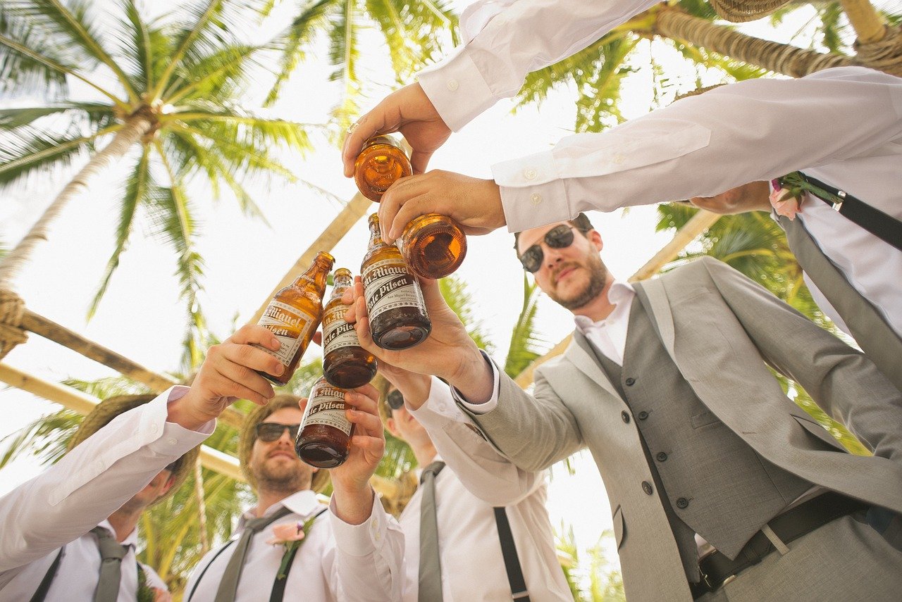 Planes para hacer con amigos en Madrid; 5 Experiencias Inolvidables para Disfrutar con Amigos en Madrid 2 men 1854191 1280