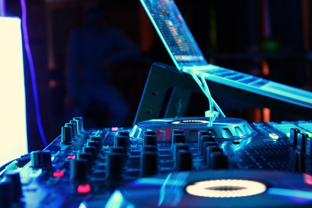 Tardeo viernes en Madrid; 5 Exclusivos Lugares para un Tardeo Inolvidable en Madrid 5 dj 8347229 1280
