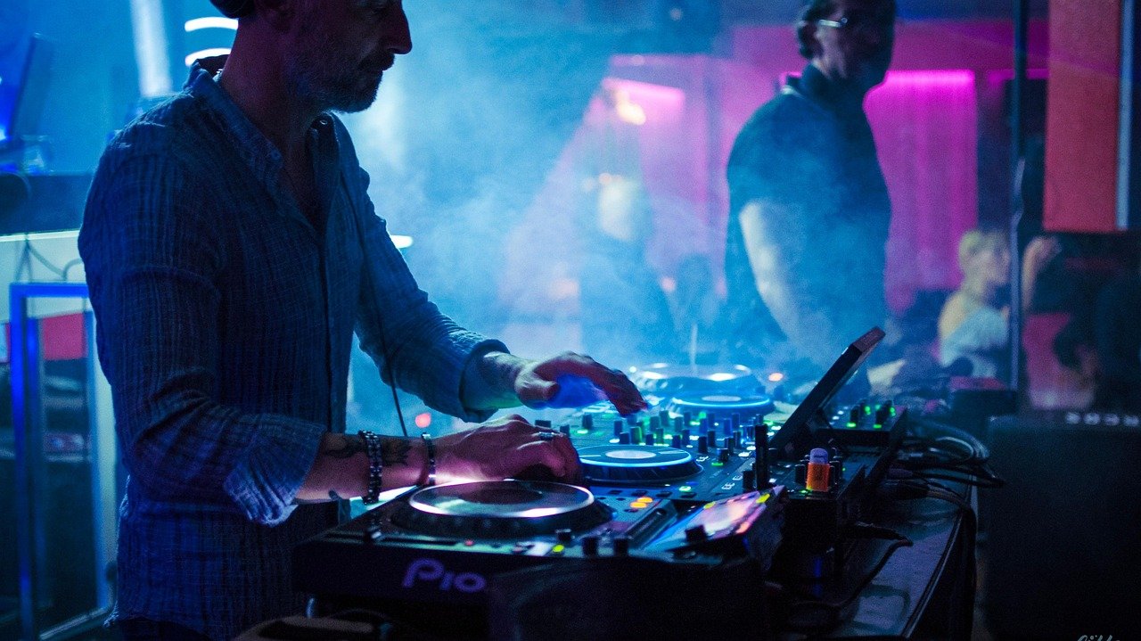 Noches de verano en Valencia; 5 Experiencias Inolvidables para Disfrutar las Noches de Verano en Valencia 4 nightclub 6686682 1280